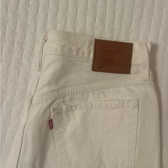 Levi's White Jean Shorts with Distressed Frayed Hem - Picture 4 of 6